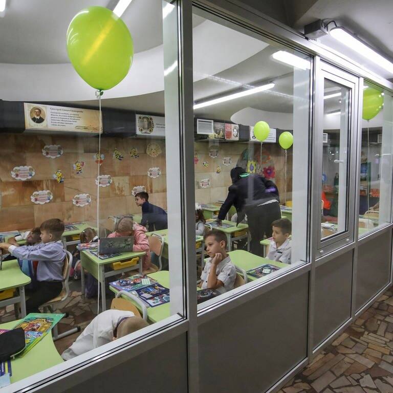 Schüler sitzen in einem Klassenzimmer, das in einer unterirdischen Metro-Station gebaut wurde (Foto: Reuters, REUTERS/Vyacheslav Madiyevskyy)