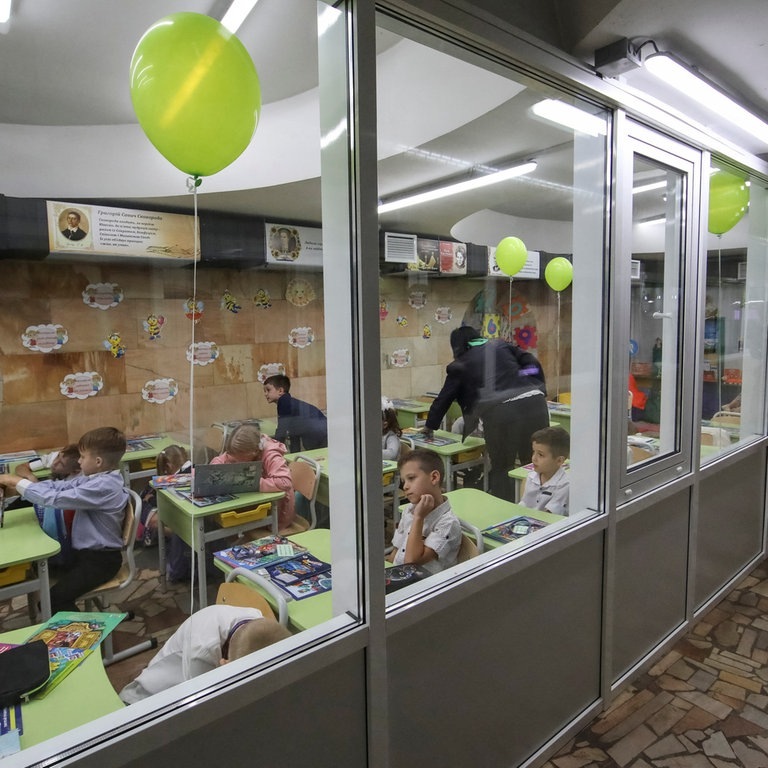 Schüler sitzen in einem Klassenzimmer, das in einer unterirdischen Metro-Station gebaut wurde (Foto: Reuters, REUTERS/Vyacheslav Madiyevskyy)
