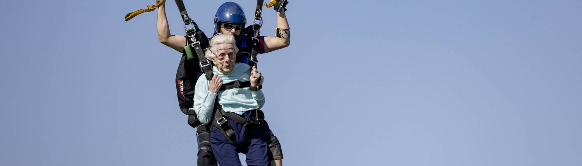 Die 104-jährige Dorothy Hoffner bei ihrem Tandemfallschirmsprung (Foto: IMAGO, IMAGO/ZUMA Wire)