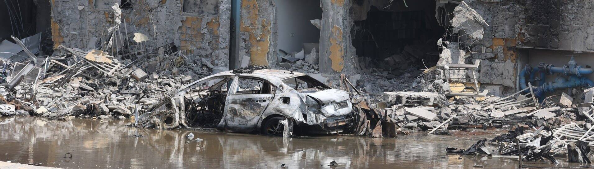 Ein zerstörtes Auto steht in den Trümmer eines zerstörten Gebäudes in der irsraelischen Grenzstadt Sdero. (Foto: dpa Bildfunk, picture alliance/dpa | Ilia Yefimovich)