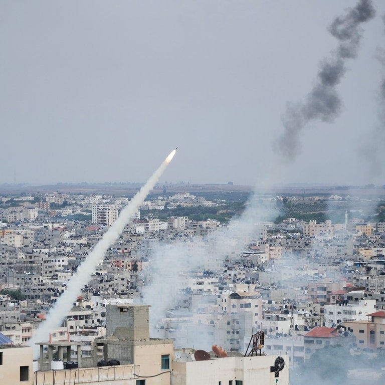Raketen der Hamas werden aus dem Gazastreifen auf Israel abgefeuert (Foto: dpa Bildfunk, picture alliance/dpa/AP | Hatem Moussa)