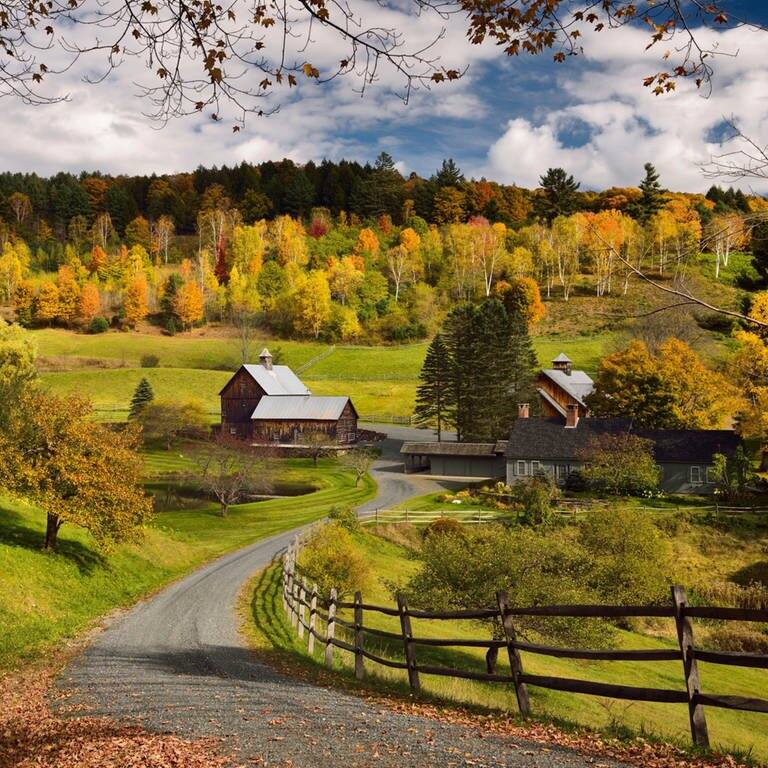 Kleine, idyllische Farm zwischen Wiesen und Bäumen in der ländliche Gemeinde Pomfret im US-Bundesstaat Vermont (Foto: IMAGO, IMAGO / Pond5 Images)