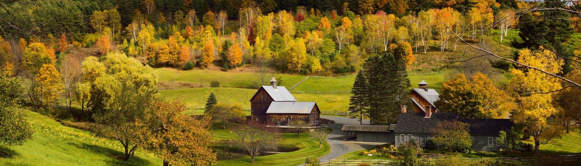 Kleine, idyllische Farm zwischen Wiesen und Bäumen in der ländliche Gemeinde Pomfret im US-Bundesstaat Vermont (Foto: IMAGO, IMAGO / Pond5 Images)