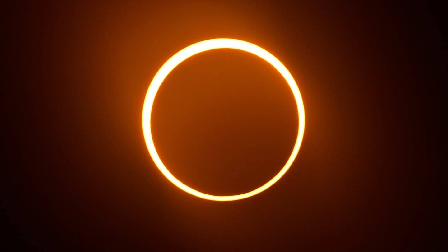 Die ringförmige Sonnenfinsternis ist von San Antonio aus gesehen. Dabei schiebt sich der Mond zwischen Erde und Sonne, der äußere Rand unseres Heimatsterns bleibt aber sichtbar.  (Foto: dpa Bildfunk, picture alliance/dpa/AP | Eric Gay)