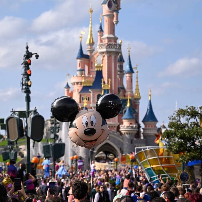 Viele Besucher im Disneyland Paris, im Hintergrund das Dornröschenschloss (Foto: IMAGO, IMAGO / Le Pictorium)