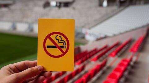 So sieht die Gelbe Karte für Raucher im Freiburger Europapark-Stadion aus. (Foto: SC Freiburg Presse)