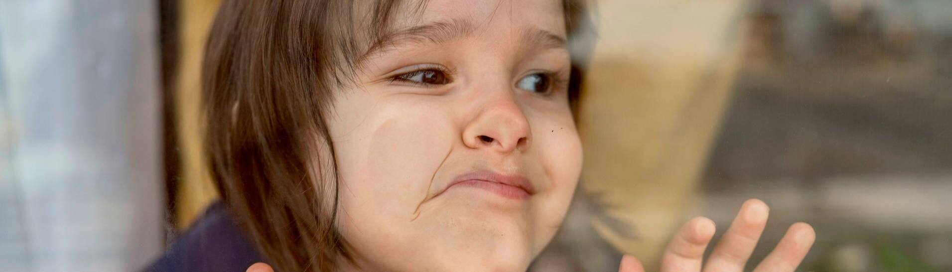 Ein Kind drückt sich die Nase wartend an einer Scheibe platt. (Symbolfoto) (Foto: dpa Bildfunk, Symbolfoto, ANAF01187)
