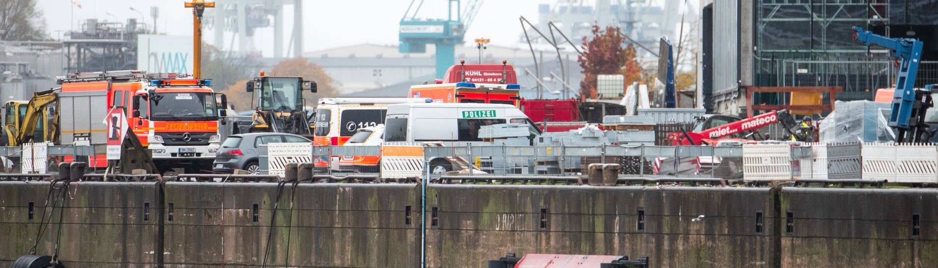 Einsatzfahrzeuge von Feuerwehr und Polizei stehen in der Hafencity auf einer Baustelle. (Foto: dpa Bildfunk, picture alliance/dpa | Daniel Bockwoldt)