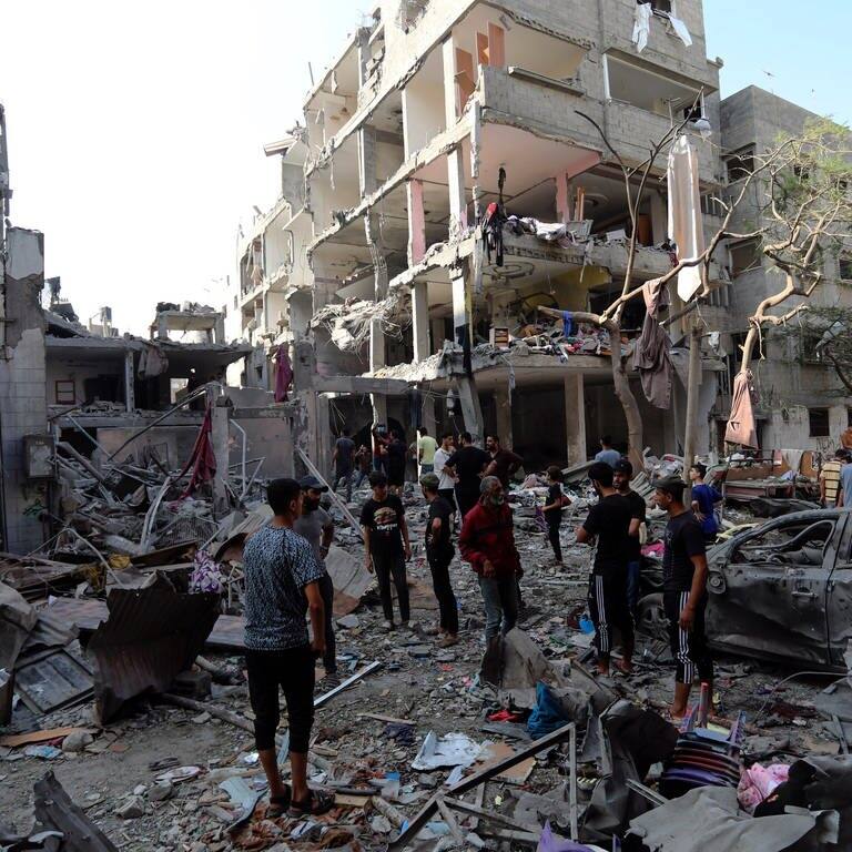Palästinenser inspizieren die Schäden an Gebäuden nach israelischen Luftangriffen im Flüchtlingslager Shati in Gaza-Stadt. (Foto: dpa Bildfunk, picture alliance/dpa/AP | Abed Khaled)