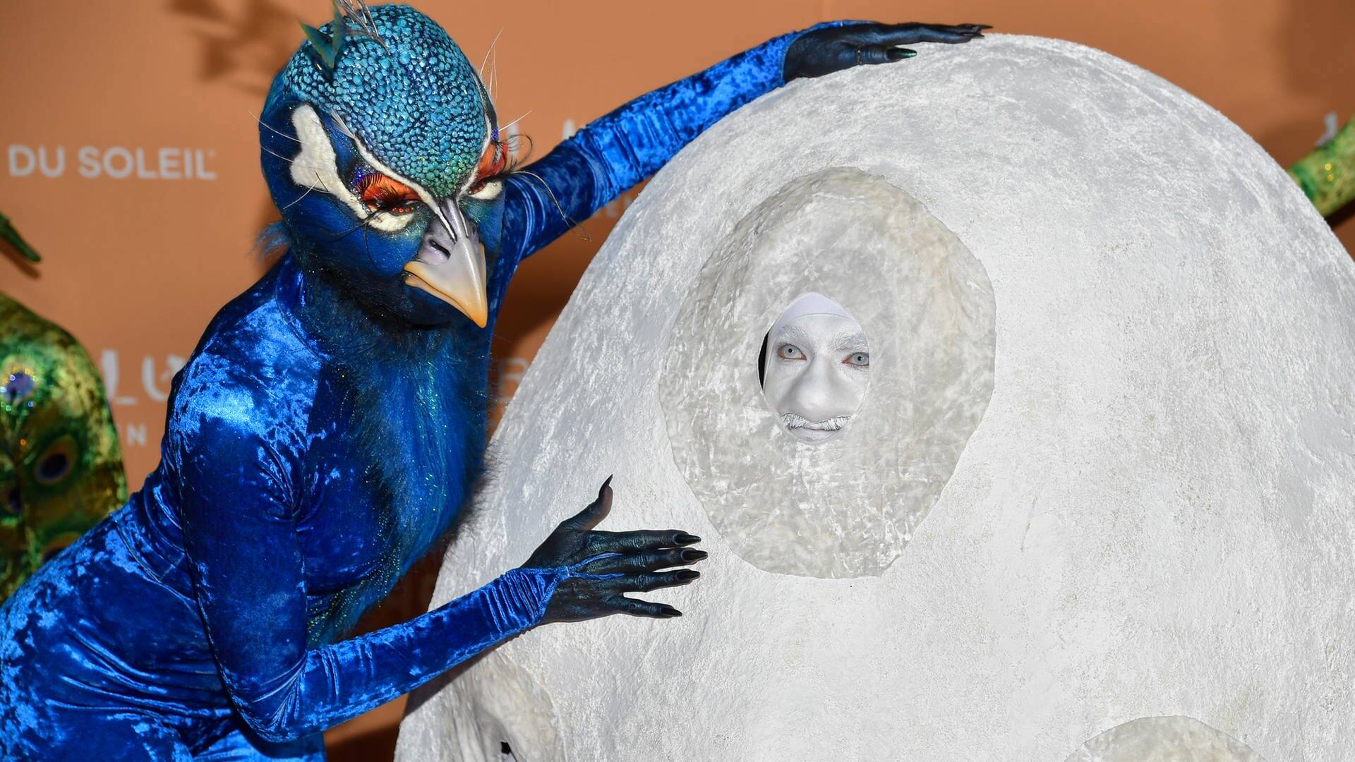 Heidi Klum (l) und Ehemann Tom Kaulitz, verkleidet als Pfau und passendes Pfauen-Ei, kommen zu ihrer 22. jährlichen Halloween-Party im Marquee. (Foto: dpa Bildfunk, picture alliance/dpa/Invision/AP | Evan Agostini)