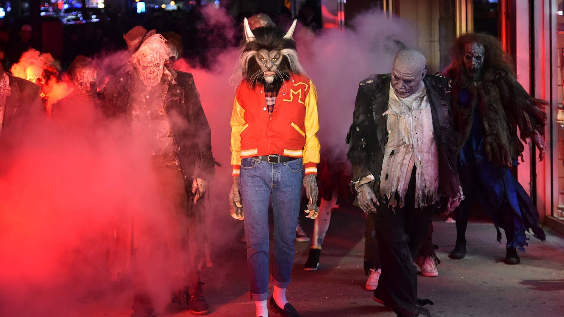 Das deutsche Model Heidi Klum (M) geht am 31.10.2017 in New York (USA) verkleidet als Werwolf, im Stil von Michael Jacksons "Thriller"-Video zu ihrer 18. Halloween Party im Hotel Moxy Times Square.  (Foto: dpa Bildfunk, picture alliance / Evan Agostini/Invision/dpa | Evan Agostini)