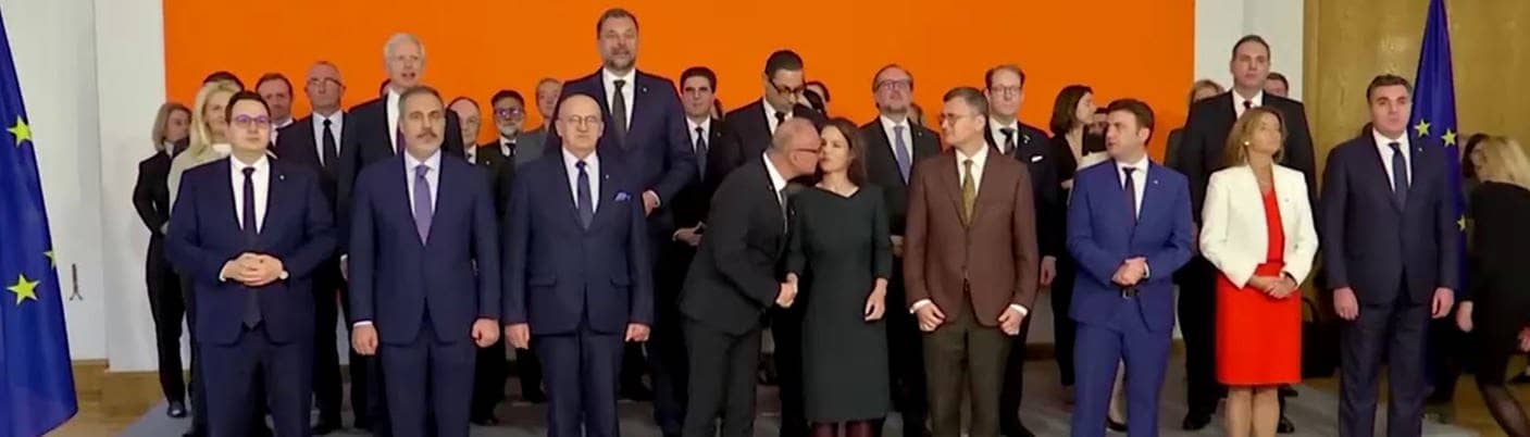 Kroatiens Außenminister Gordan Grlic-Radman versucht beim Gruppenfoto Annalena Baerbock einen Kuss zu geben.  (Foto: screenshot video TikTok https://www.tiktok.com/@n1_hrvatska/video/7297213759850908960?embed_source=121355059%2C121351166%2C121331973%2C120811592%2C120810756%3Bnull%3Bembed_masking&refer=embed&referer_url=www.dasding.de%2Fnewszone%2Fbaerbock-kuss-aussenminister-kroatien-102.html&referer_video_id=7297213759850908960)