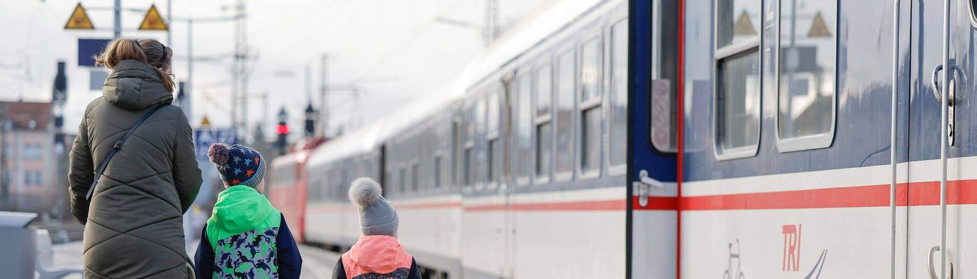Eine Frau geht mit einem Kinderwagen und zwei Kindern über den Bahnsteig. (Symbolbild)  (Foto: dpa Bildfunk, picture alliance/dpa | Daniel Löb)