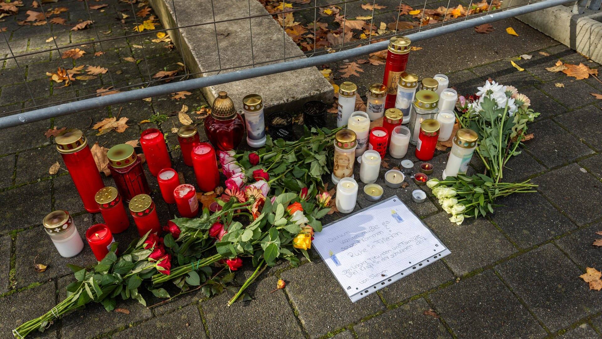 Blumen und Kerzen liegen nach den tödlichen Schüssen auf einen Schüler der Waldbachschule in Offenburg. „Warum?“ steht auf einem Zettel. (Foto: dpa Bildfunk, picture alliance/dpa | Philipp von Ditfurth)