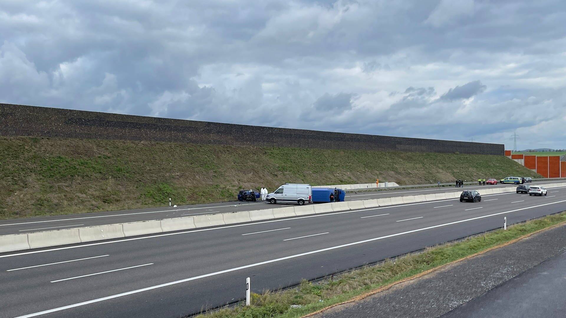 Am Morgen danach:  Die beiden Unfallwagen liegen am Rand der A6 bei Bad Rappenau. (Foto: SWR, Nising, Jens (swr.de))