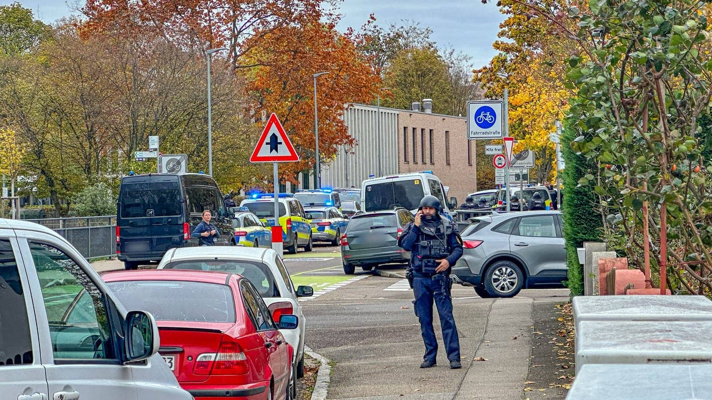 Polizisten stehen kurz nach dem Alarm in der Nähe der Waldbachschule. (Foto: IMAGO, IMAGO / Einsatz-Report24)