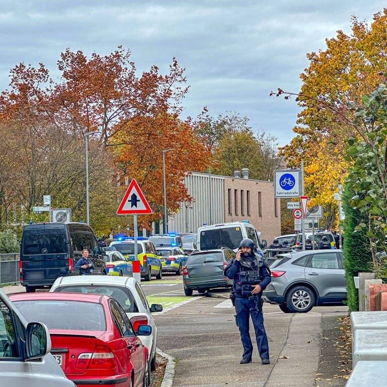 Polizisten stehen kurz nach dem Alarm in der Nähe der Waldbachschule. (Foto: IMAGO, IMAGO / Einsatz-Report24)