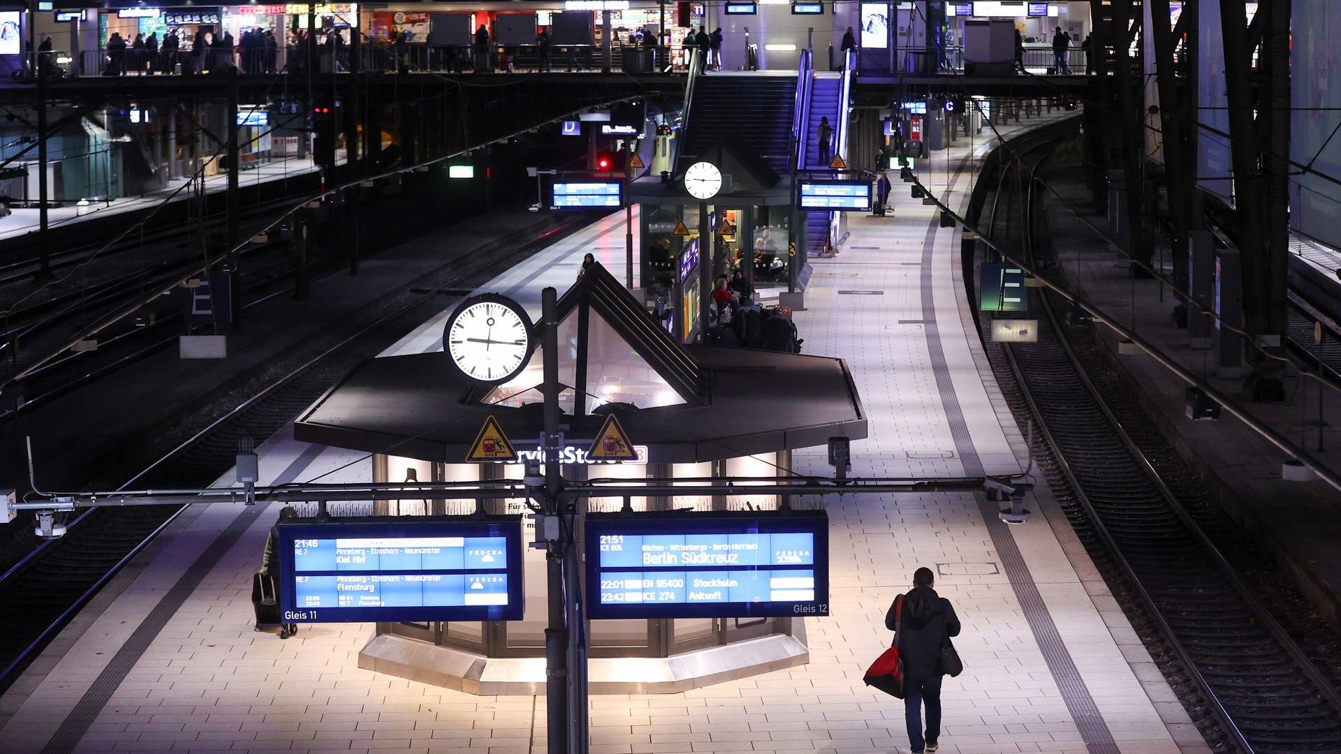 Nur wenige Reisende sind am Abend am Hamburger Hauptbahnhof unterwegs. Die Gewerkschaft Deutscher Lokomotivführer ruft ihre Mitglieder zu einem 20-stündigen Warnstreik bei der Bahn ab Mittwochabend auf. (Foto: dpa Bildfunk, picture alliance/dpa | Bodo Marks)