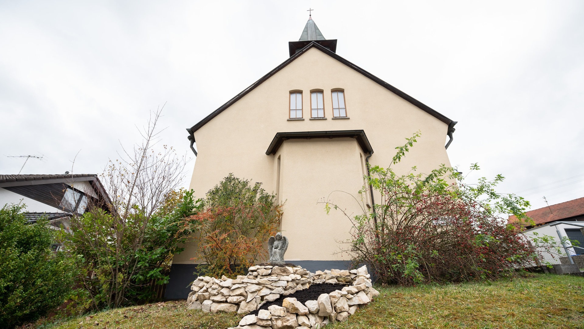 Foto: dpa Bildfunk, picture alliance/dpa | Silas Stein Außenaufnahme der Pauluskirche der Tierbestattung Schönhalde. In Albstadt-Pfeffingen soll ab 2. Dezember die Tierbestattungskirche eröffnen. (Foto: dpa Bildfunk, picture alliance/dpa | Silas Stein)