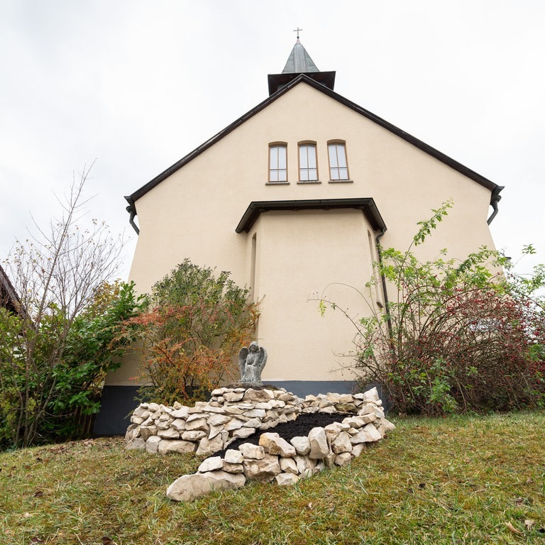 Außenaufnahme der Pauluskirche der Tierbestattung Schönhalde. In Albstadt-Pfeffingen soll ab 2. Dezember die Tierbestattungskirche eröffnen.  (Foto: dpa Bildfunk, picture alliance/dpa | Silas Stein)