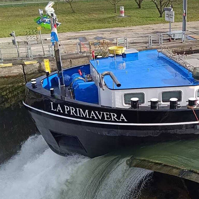 Das Schiff La Primavera steckt im Tor der Schleuse bei Iffezheim fest (Foto: Wasserstraßen- und Schifffahrtsverwaltung des Bundes)