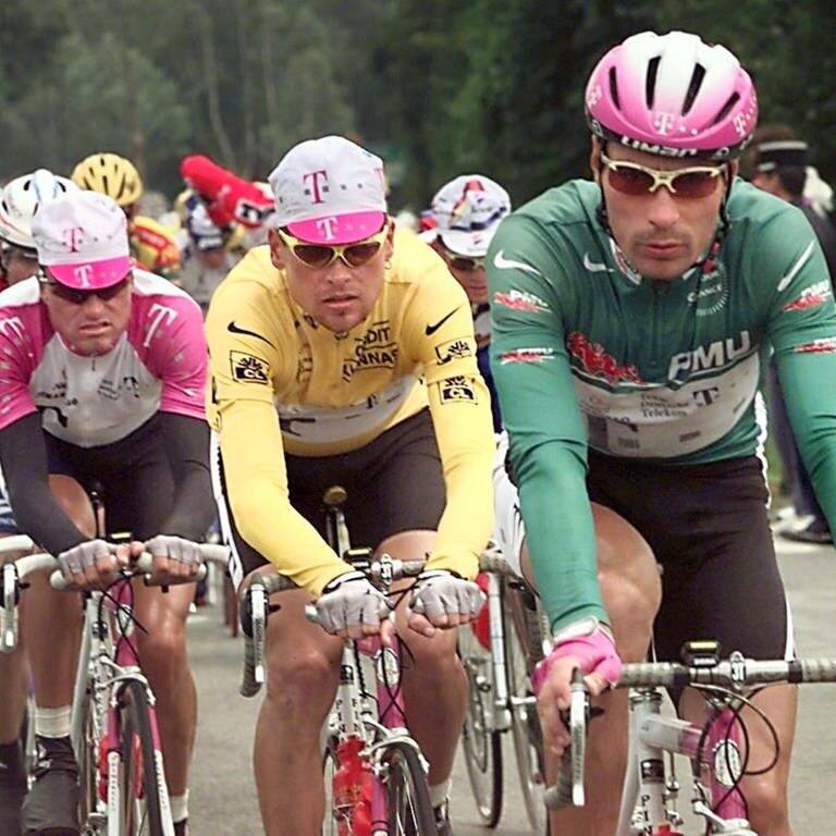 Jan Ullrich im gelben Trikot der Tour de France. Vor ijm Erik Zabel im grünen Trikot. (Foto: dpa Bildfunk, picture-alliance / dpa | Patrick_Kovarik)