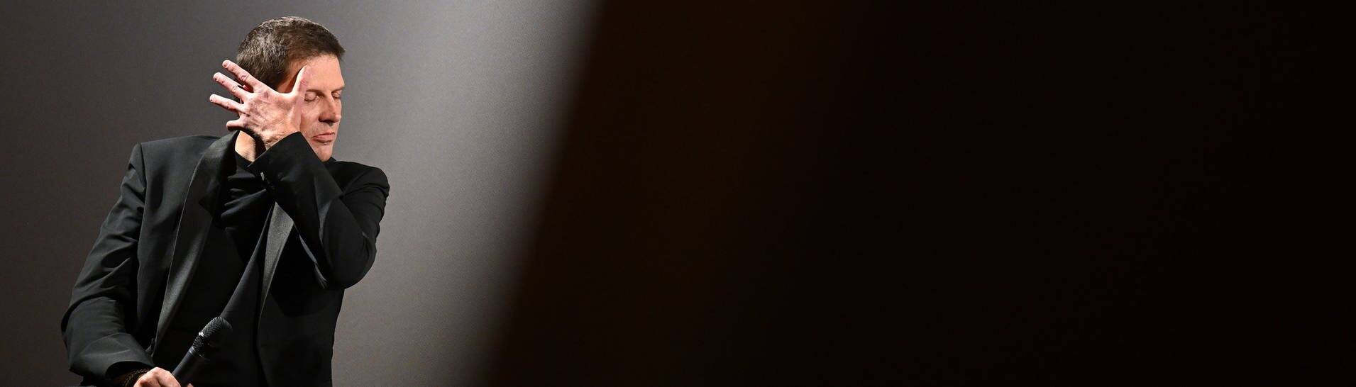 Der ehemalige Radprofi Jan Ullrich sitzt nach der Vorstellung seiner Dokumentation „Jan Ullrich - Der Gejagte“ im Filmtheater Sendlinger Tor auf der Bühne. - Er hat gesagt: Ja, ich habe gedopt" (Foto: dpa Bildfunk, picture alliance/dpa | Angelika Warmuth)