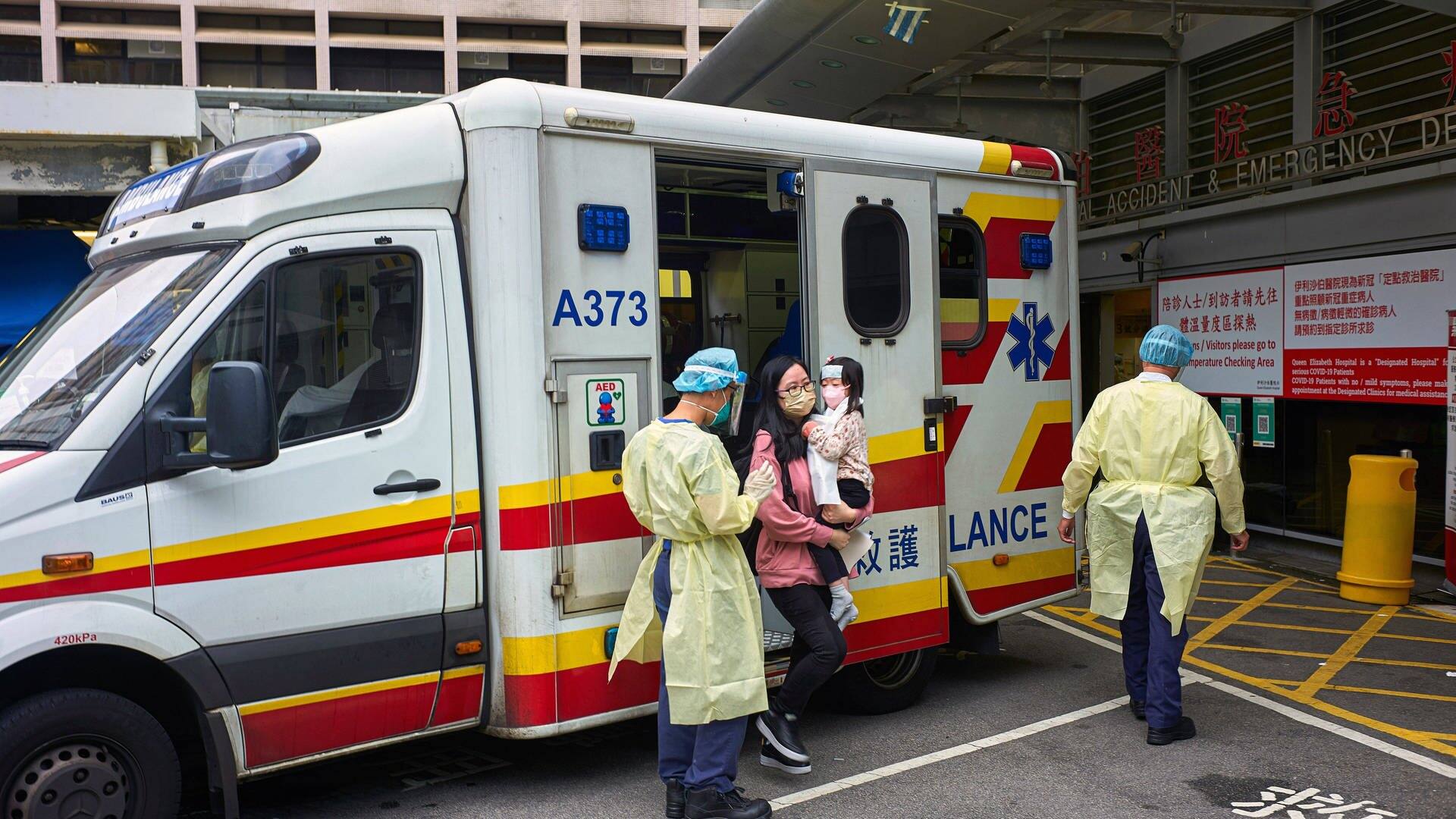 Im Norden Chinas werden viele Kinder mit einer Lungenentzündung ins Krankenhaus gebracht – hier eine Mutter mit ihrem Kind am Krankenwagen (Archivbild). (Foto: IMAGO, IMAGO / ZUMA Wire (Archiv))