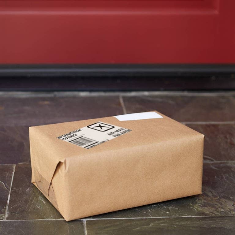 Paket vor einer Haustüre (Foto: IMAGO, IMAGO / Shotshop)