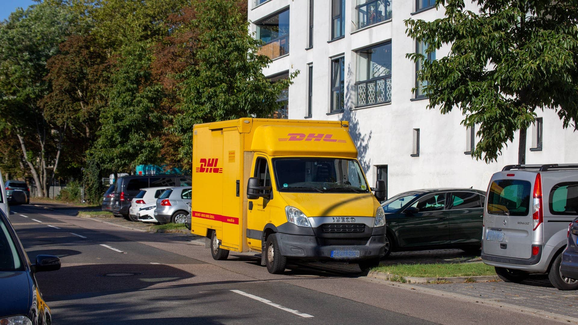Ein Postauto in Karlsruhe (Foto: IMAGO, IMAGO / Herrmann Agenturfotografie)