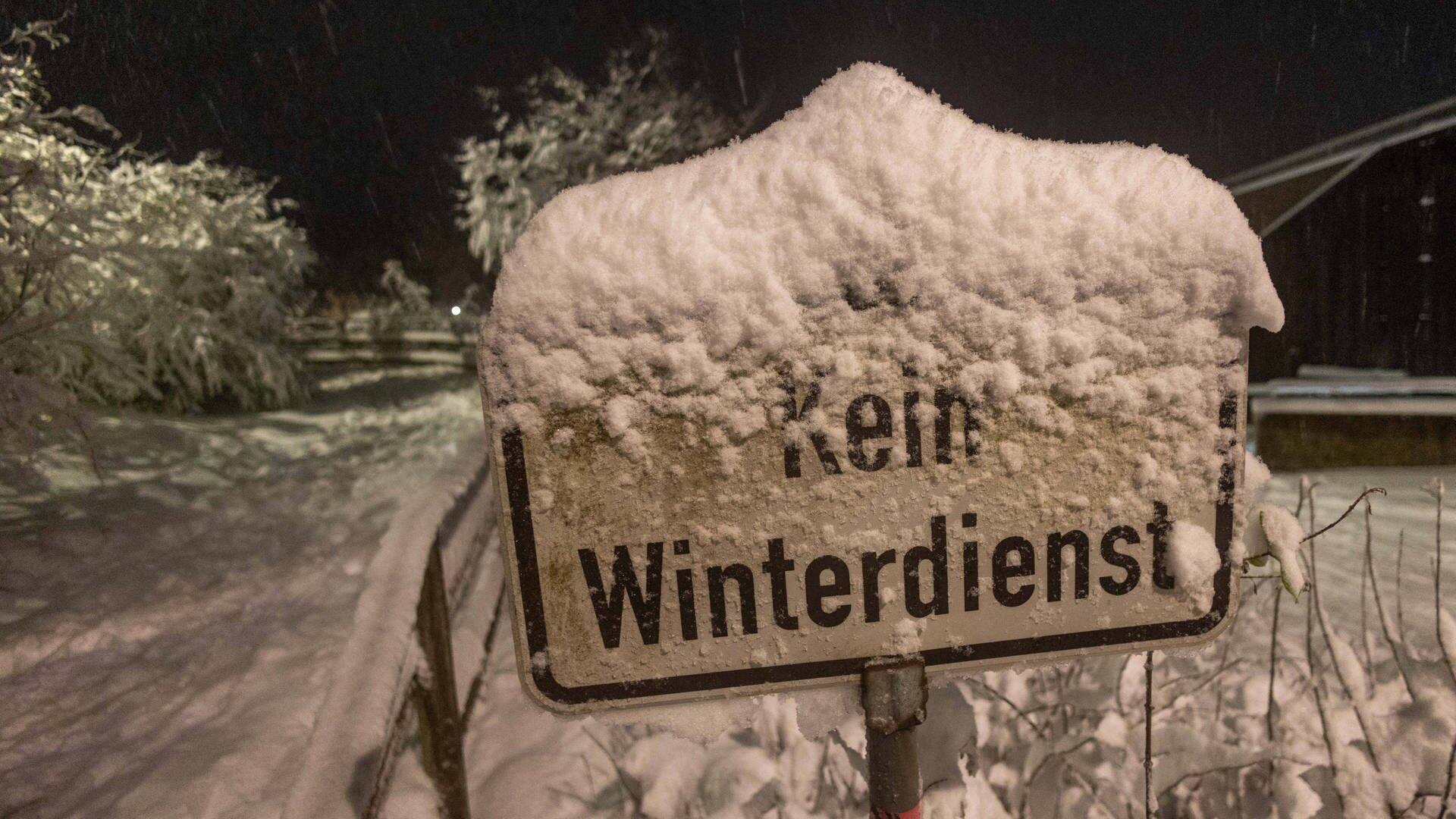 Ein verschneites Schild, auf dem "Kein Winterdienst" steht, in Oberursel (Foto: IMAGO, IMAGO/Jan Eifert)