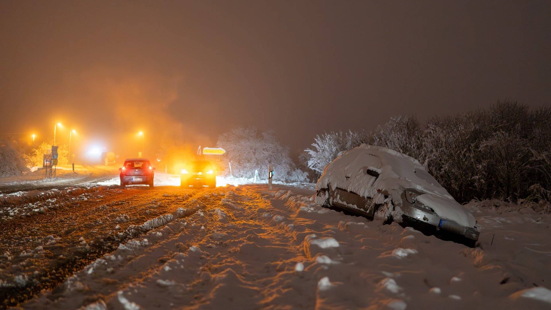 Nach starkem Schneefall liegt ein Auto an einer Straße im Graben in der Nähe von Wiesbaden. (Foto: dpa Bildfunk, picture alliance/dpa/5VISION.NEWS | -)