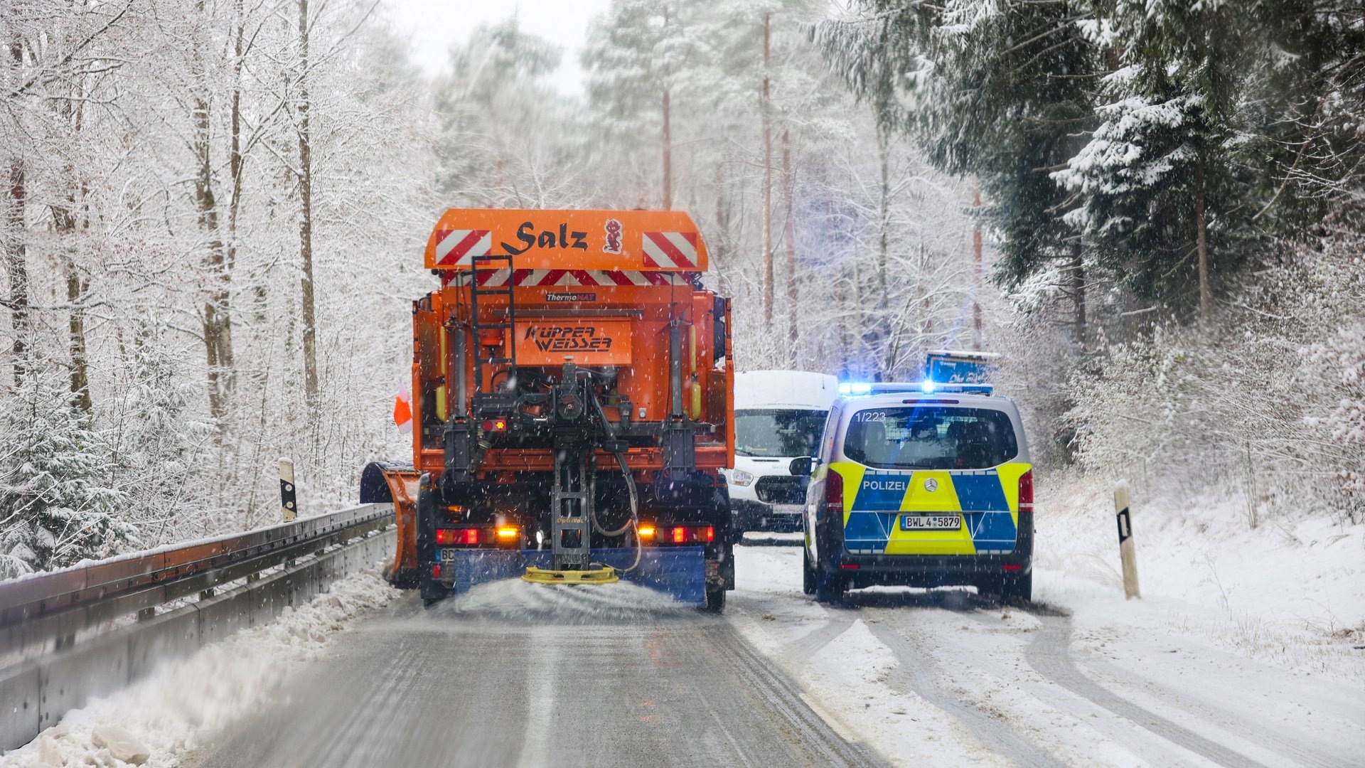 Ein Räumfahrzeug auf der Schwäbischen Alb im Einsatz (Foto: dpa Bildfunk, picture alliance/dpa | Thomas Warnack)