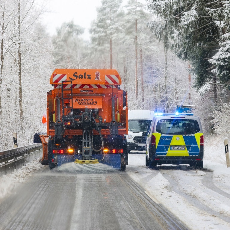 Ein Räumfahrzeug auf der Schwäbischen Alb im Einsatz (Foto: dpa Bildfunk, picture alliance/dpa | Thomas Warnack)