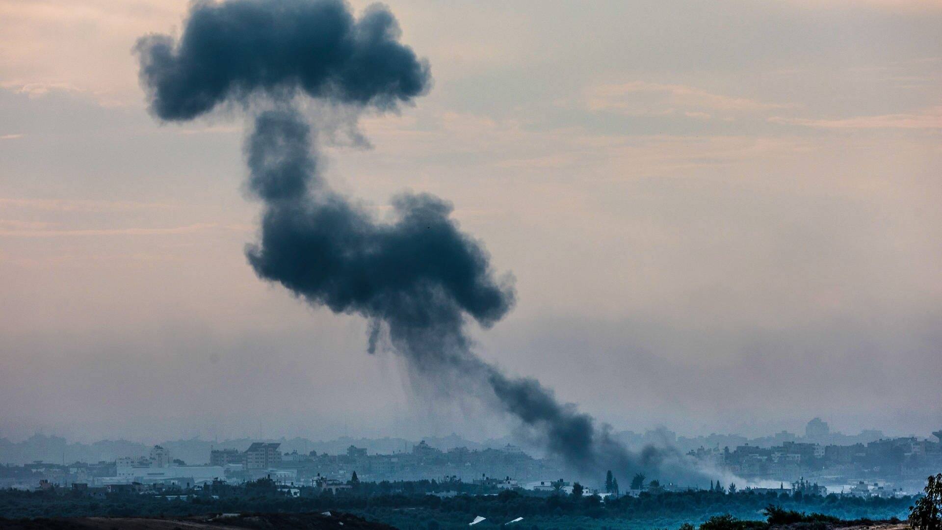 Rauch steigt nach einem israelischen Angriff aus dem Gazastreifen auf. (Foto: dpa Bildfunk, picture alliance/dpa | Ilia Yefimovich)