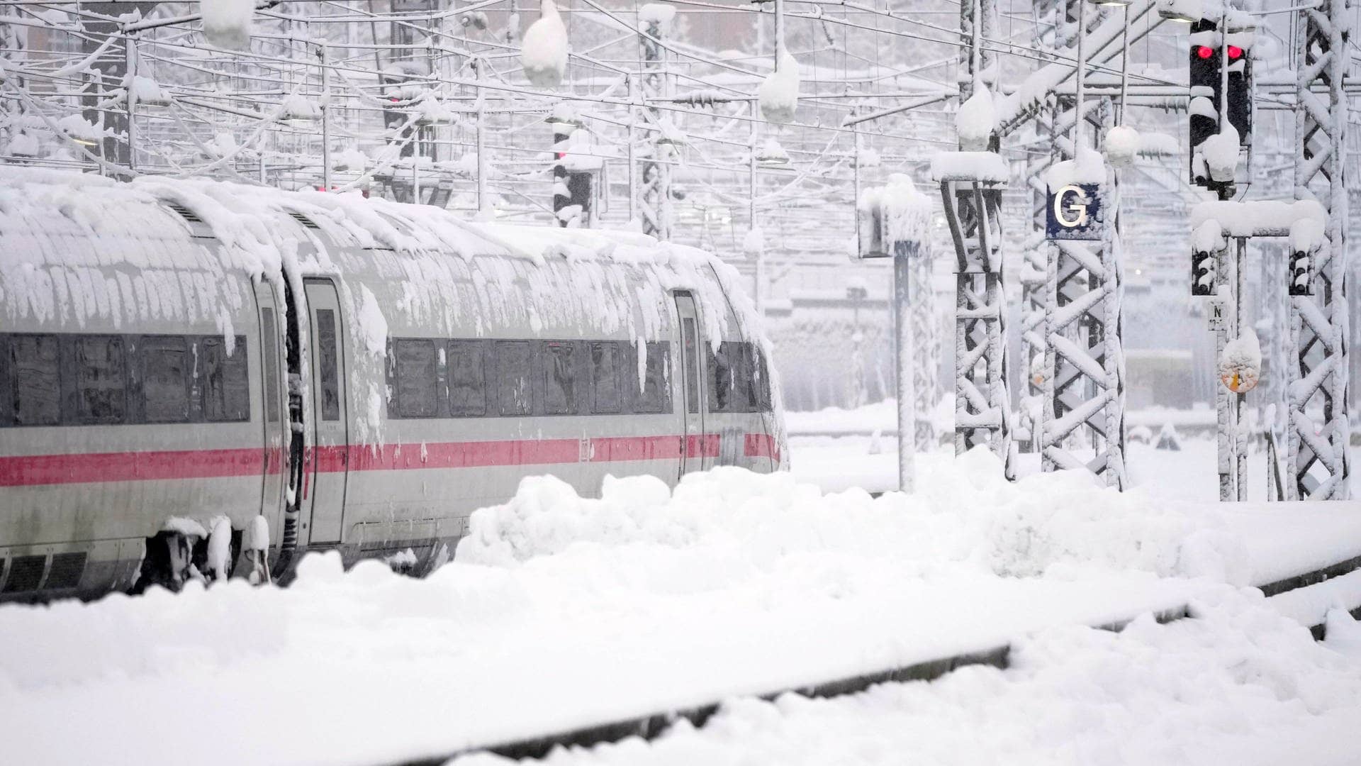 Ein ICE steht nach starkem Schneefall am Hauptbahnhof München. Schnee und Eis haben im Süden Bayerns auf den Straßen und bei der Bahn für Chaos gesorgt. (Foto: dpa Bildfunk, picture alliance/dpa/AP | Matthias Schrader)