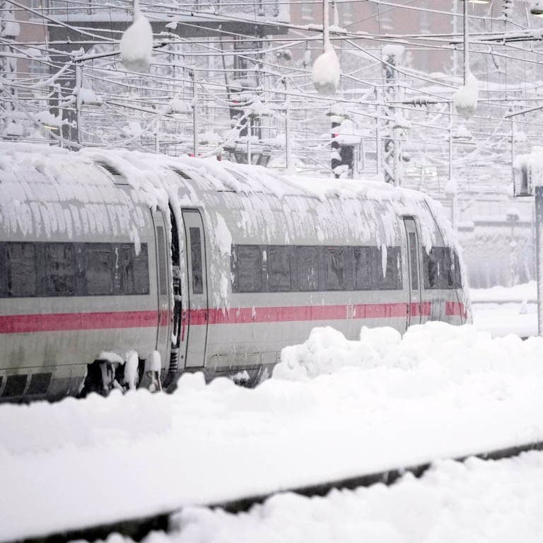 Ein ICE steht nach starkem Schneefall am Hauptbahnhof München. Schnee und Eis haben im Süden Bayerns auf den Straßen und bei der Bahn für Chaos gesorgt. (Foto: dpa Bildfunk, picture alliance/dpa/AP | Matthias Schrader)