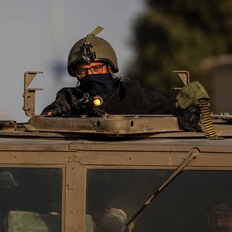 Israelische Soldaten sitzen nach dem Ende einer siebentägigen Waffenruhe zwischen Israel und der Hamas in einem gepanzerten Militärfahrzeug nahe der Grenze zwischen Israel und Gaza. (Foto: dpa Bildfunk, picture alliance/dpa | Ilia Yefimovich)