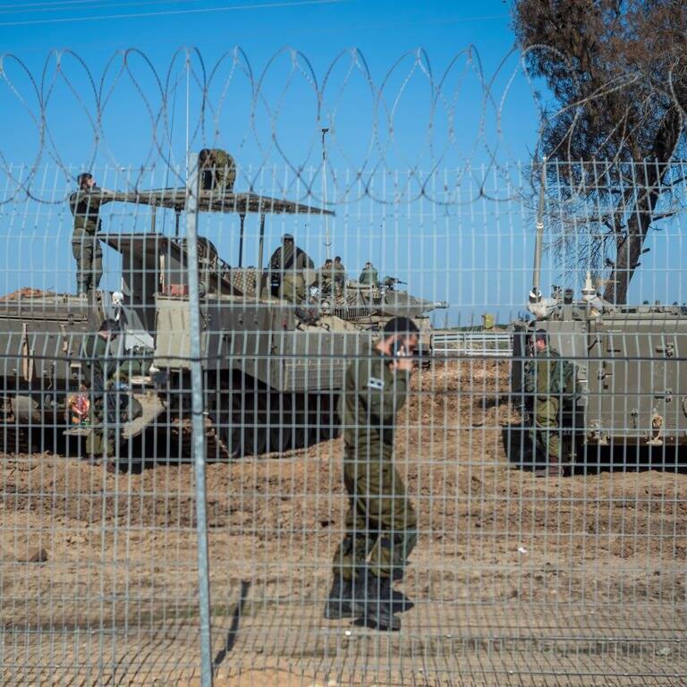 Israelische Soldaten stehen hinter einem Zaun an der Grenze zum Gazastreifen (Foto: dpa Bildfunk, picture alliance/dpa | Ilia Yefimovich)
