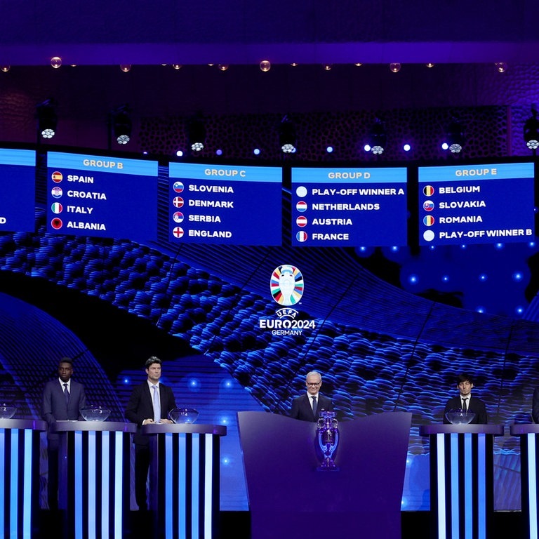 Fußball-EM-Auslosung in Hamburg in der Elbphilharmonie. Blick auf die ausgelosten Gruppen für die EM. (Foto: dpa Bildfunk, picture alliance/dpa | Christian Charisius)