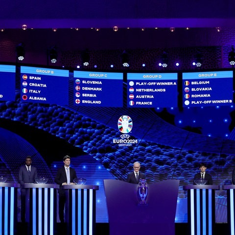 Fußball-EM-Auslosung in Hamburg in der Elbphilharmonie. Blick auf die ausgelosten Gruppen für die EM. (Foto: dpa Bildfunk, picture alliance/dpa | Christian Charisius)