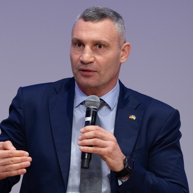 Vitali Klitschko, Oberbürgermeister der Stadt Kiew, spricht auf der deutsch-ukrainischen kommunalen Partnerschaftskonferenz in Leipzig. (Foto: dpa Bildfunk, picture alliance/dpa | Hendrik Schmidt)