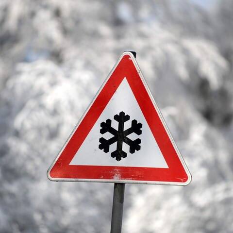Straßenschild: Warnung vor winterlichen Straßenverhältnissen – Nach dem Schneechaos am Wochenende wird es jetzt auf den Straßen glatt. (Foto: dpa Bildfunk, picture alliance / Uwe Zucchi | Uwe Zucchi)