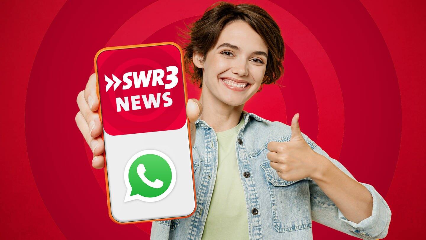 Eine Frau hält ein Smartphone mit dem Display nach vorne nach oben. Da SWR3 nun einen Whatsapp-Kanal hat, sind darauf die beiden Logos zu sehen. (Foto: Adobe Stock, Adobe Stock | ViDi Studio)