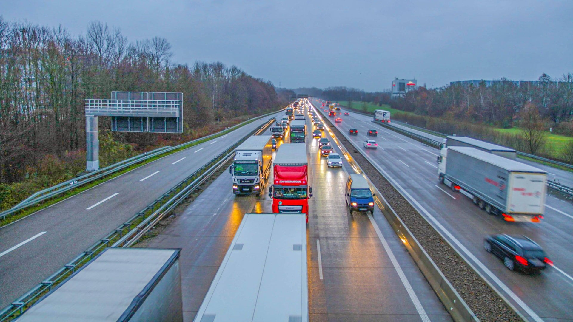 Die A8 bei Pforzheim: Der Verkehr rollt wieder an. (Foto: IMAGO, IMAGO / Einsatz-Report24)