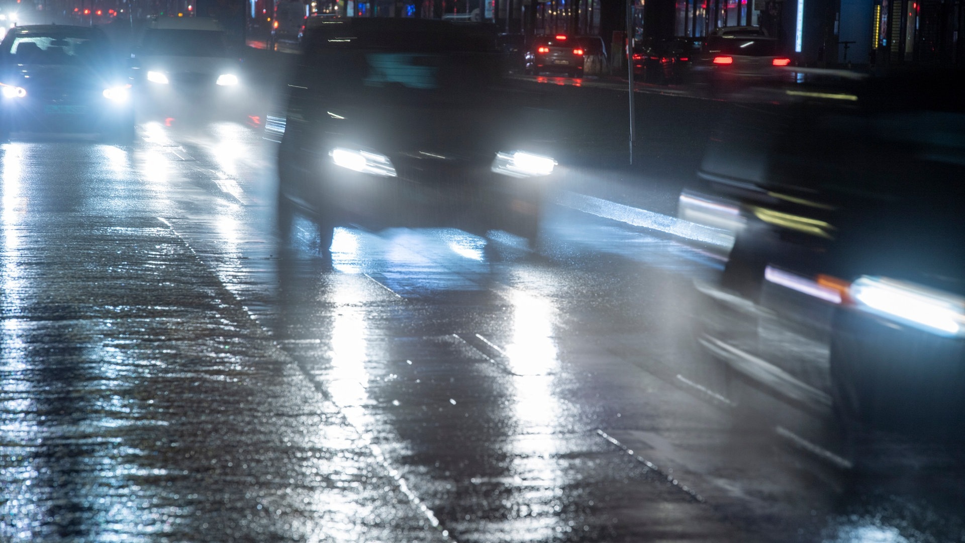 Symbolbild: Durch überfrierende Nässe oder gefrierenden Regen kann Glatteis auftreten. (Foto: dpa Bildfunk, picture alliance/dpa | Christophe Gateau)