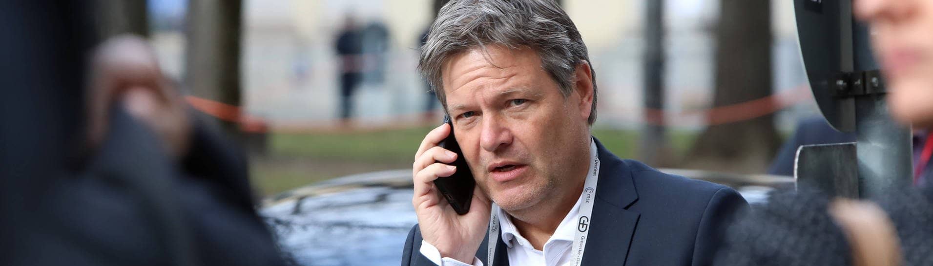 Bundeswirtschaftsminister Robert Habeck (Grüne) telefoniert am Handy (Foto: IMAGO, IMAGO/Björn Trotzki)