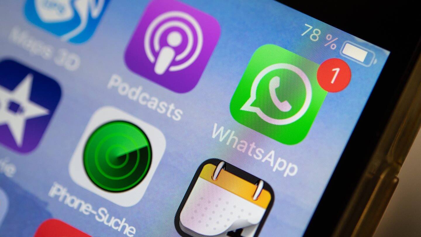 Das Logo der Messenger-App WhatsApp ist auf dem Display eines iPhones zu sehen. (Foto: dpa Bildfunk, picture alliance/dpa | Fabian Sommer)