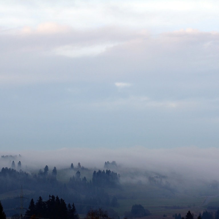 Wolken steigen aus einem Tal in Bayern auf. (Foto: IMAGO, IMAGO / Panthermedia)
