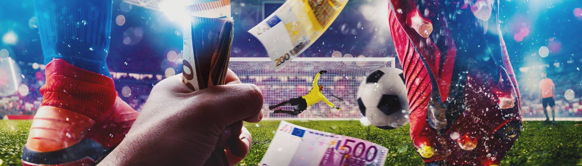 Füße eines Fußballers auf dem Rasen in Nahaufnahme, im Vordergrund hält jemand ein Bündel Geldscheine (Foto: IMAGO, Pond5)